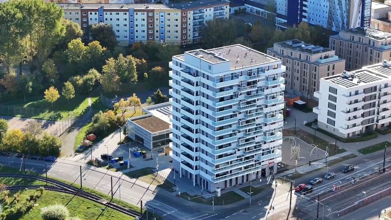Fortschritt durch klimafreundliche Technologien - Hochhausprojekt in Rostock mit unserer patentierten Attikaabdeckung vollendet - Bild 1